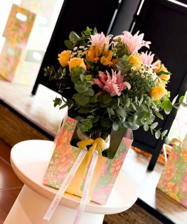 Flores Amarillas surtidas en jarrón